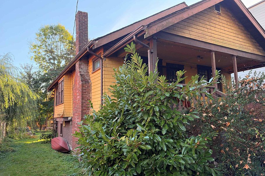 1736 Graveley Street Vancouver, BC - 2