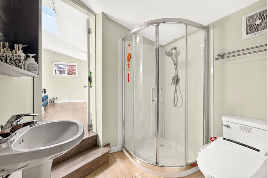 3232 W 16th Avenue Vancouver, BC - 23