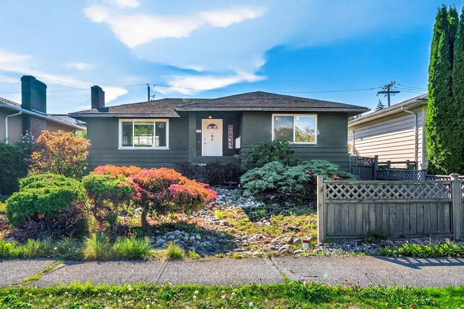 3232 W 16th Avenue Vancouver, BC - 1