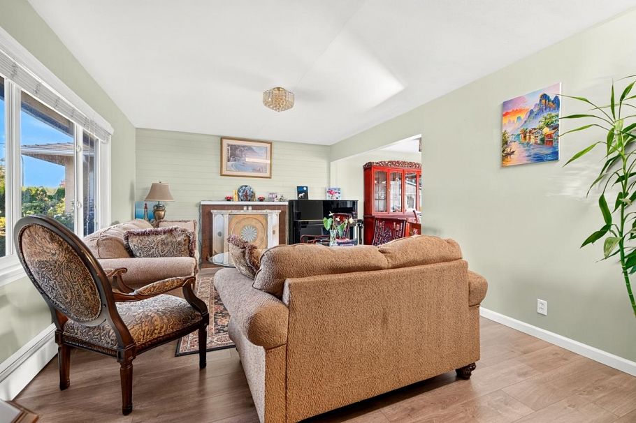 3232 W 16th Avenue Vancouver, BC - 9