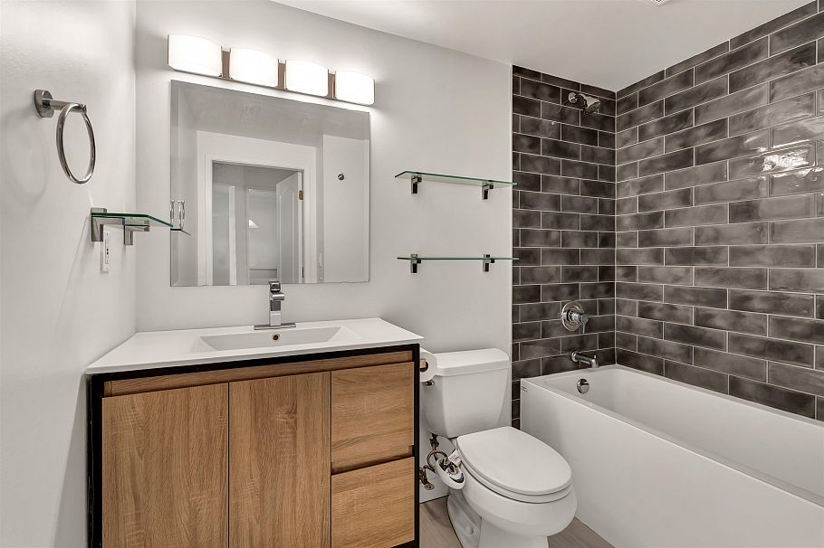 304 120 W 17th Street North Vancouver, BC - 4