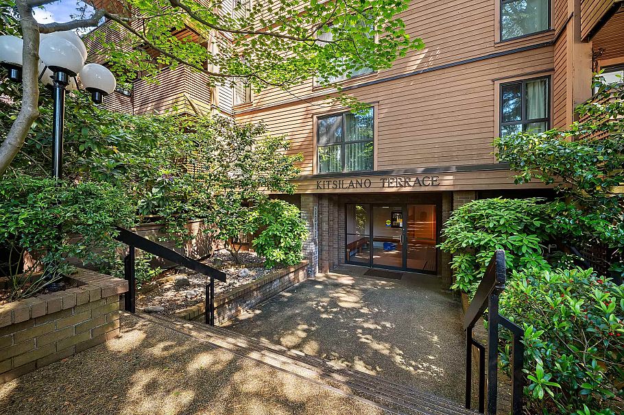 402 2211 W 2nd Avenue Vancouver, BC - 1