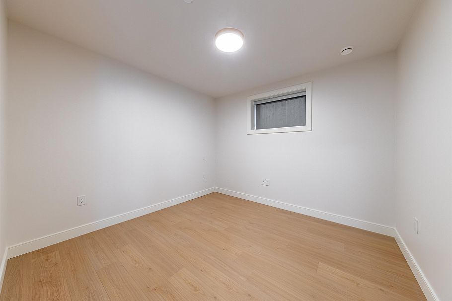 840 E 14th Street North Vancouver, BC - 38