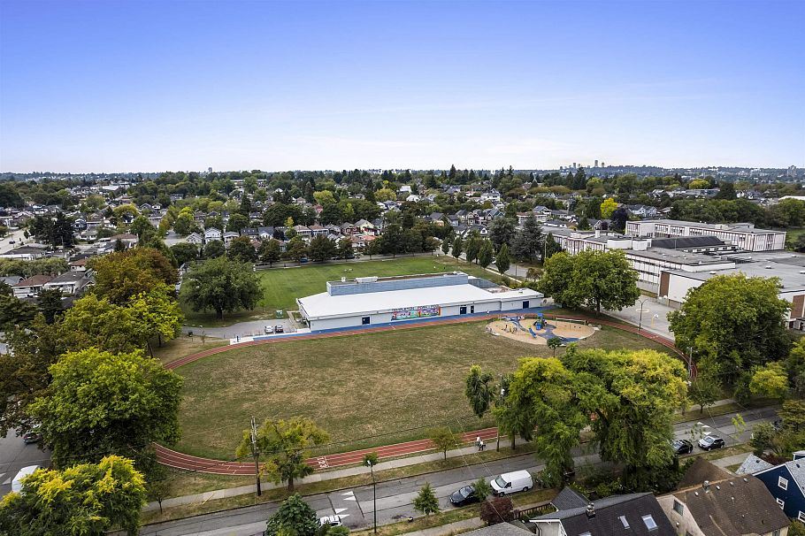 1 2256 E Pender Street Vancouver, BC - 35