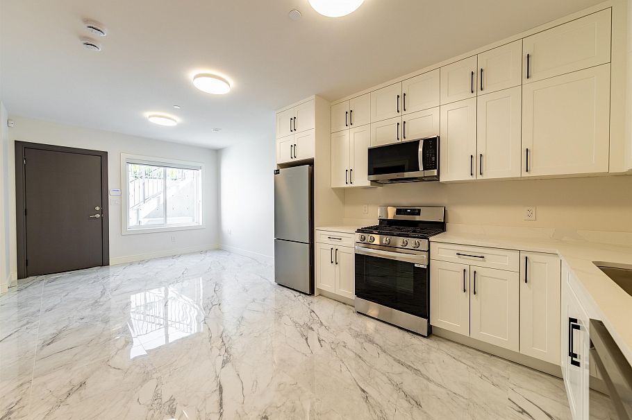 840 E 14th Street North Vancouver, BC - 36