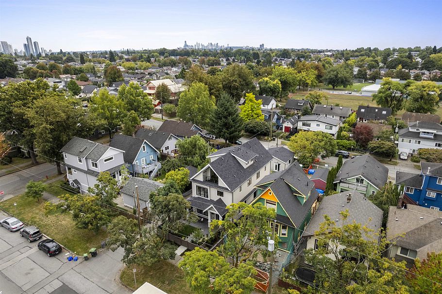 1 2256 E Pender Street Vancouver, BC - 37