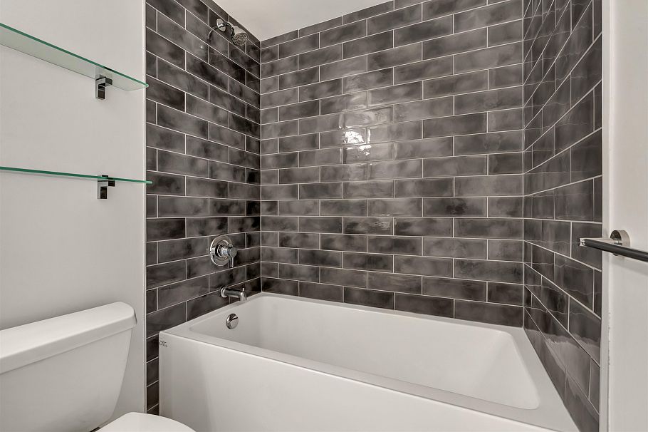 304 120 W 17th Street North Vancouver, BC - 5