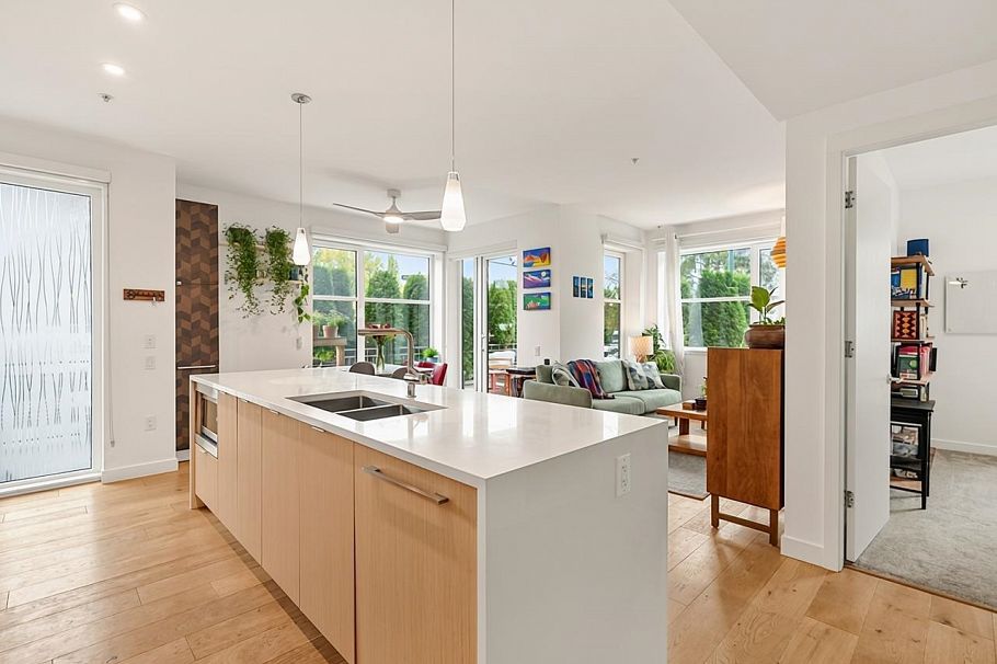 104 108 E 35th Avenue Vancouver, BC - 9