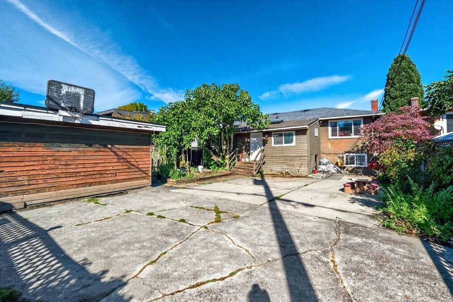 3232 W 16th Avenue Vancouver, BC - 24