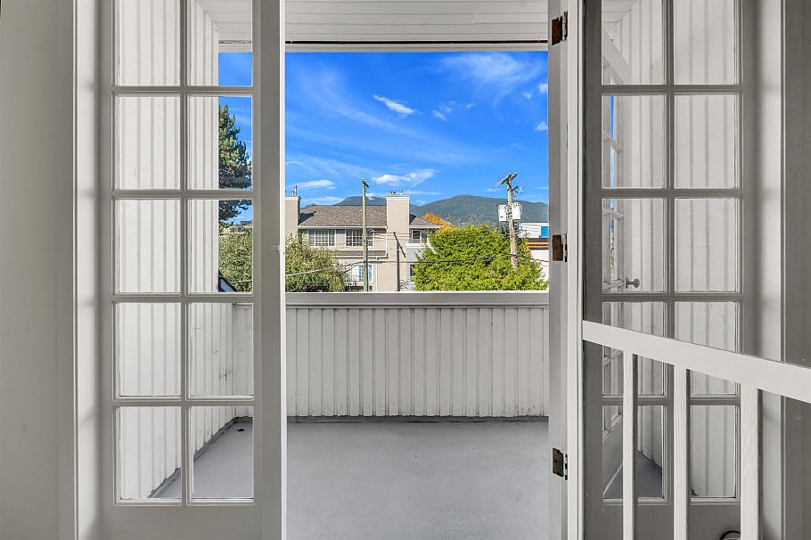 304 120 W 17th Street North Vancouver, BC - 17