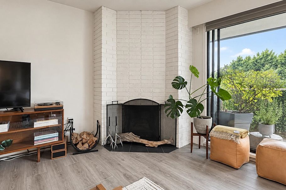 204 1610 Chesterfield Avenue North Vancouver, BC - 5