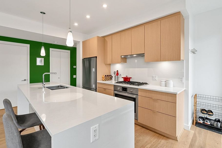 104 108 E 35th Avenue Vancouver, BC - 5