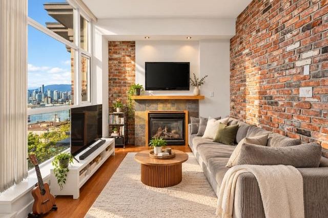 418 2515 Ontario Street Vancouver, BC - 2