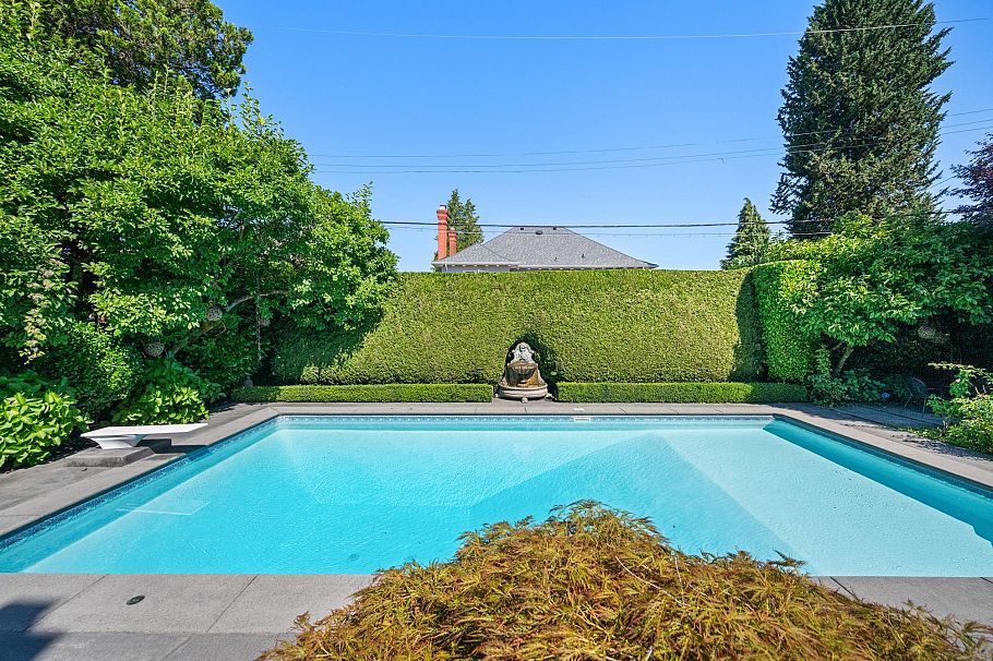 1519 W 35th Avenue Vancouver, BC - 35
