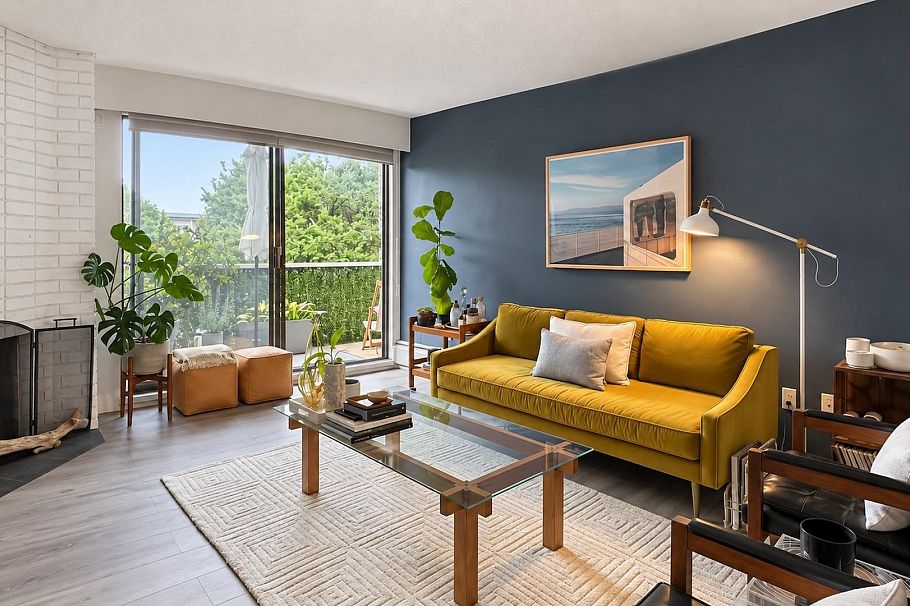 204 1610 Chesterfield Avenue North Vancouver, BC - 2