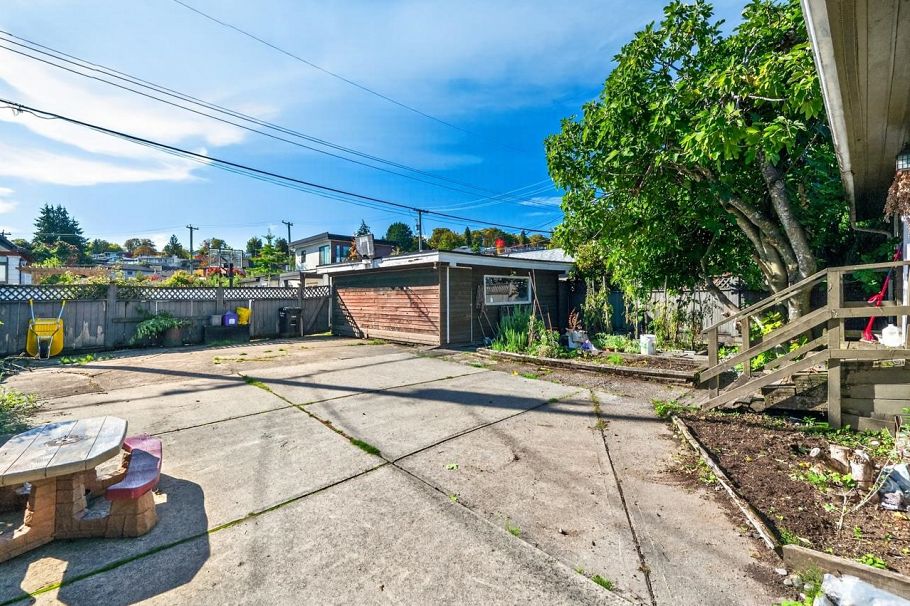 3232 W 16th Avenue Vancouver, BC - 25