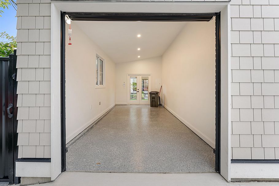 2 2256 E Pender Street Vancouver, BC - 35
