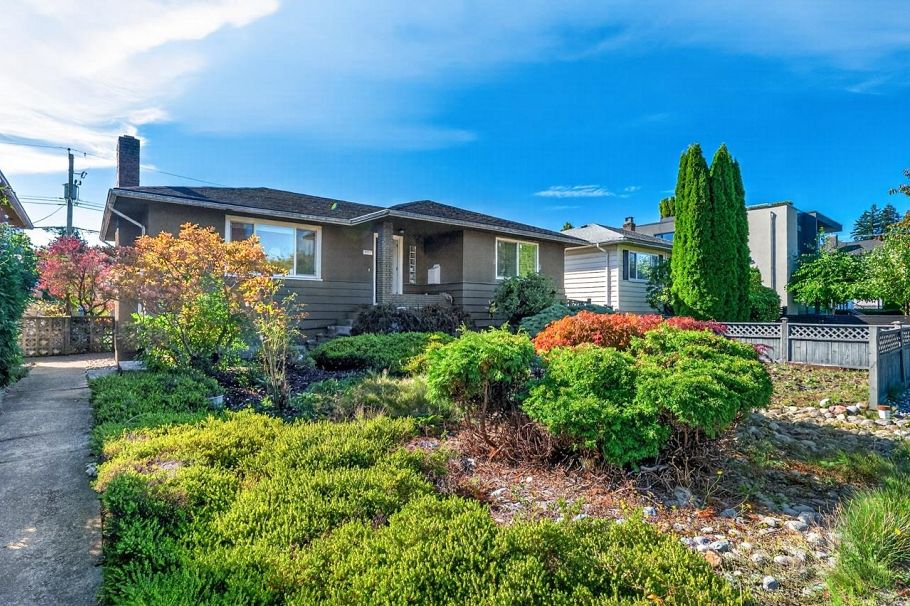 3232 W 16th Avenue Vancouver, BC - 2