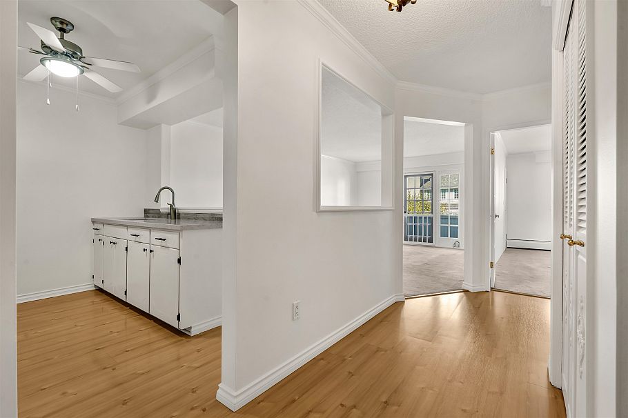 304 120 W 17th Street North Vancouver, BC - 11