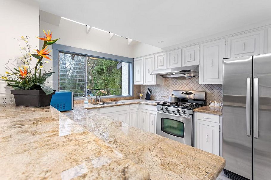 1052 W 53rd Avenue Vancouver, BC - 10