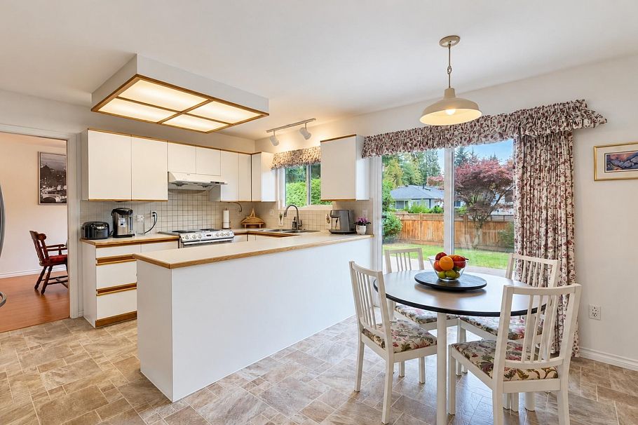 1643 Kerrstead Place North Vancouver, BC - 16