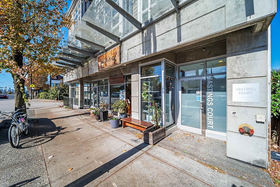 302 2009 E Hastings Street Vancouver, BC - 2