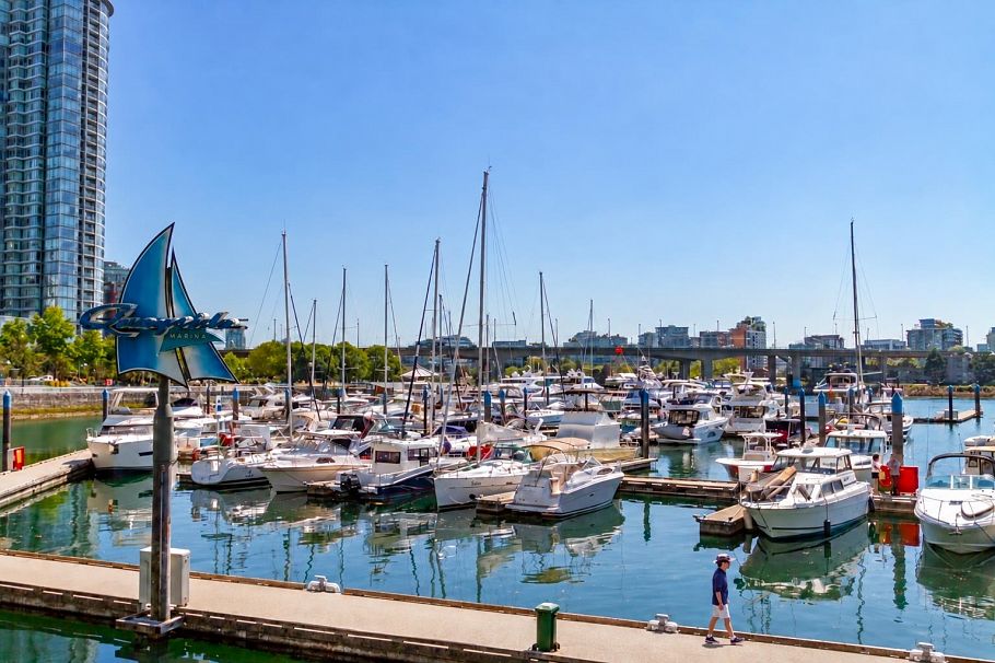 302 1228 Marinaside Crescent Vancouver, BC - 1