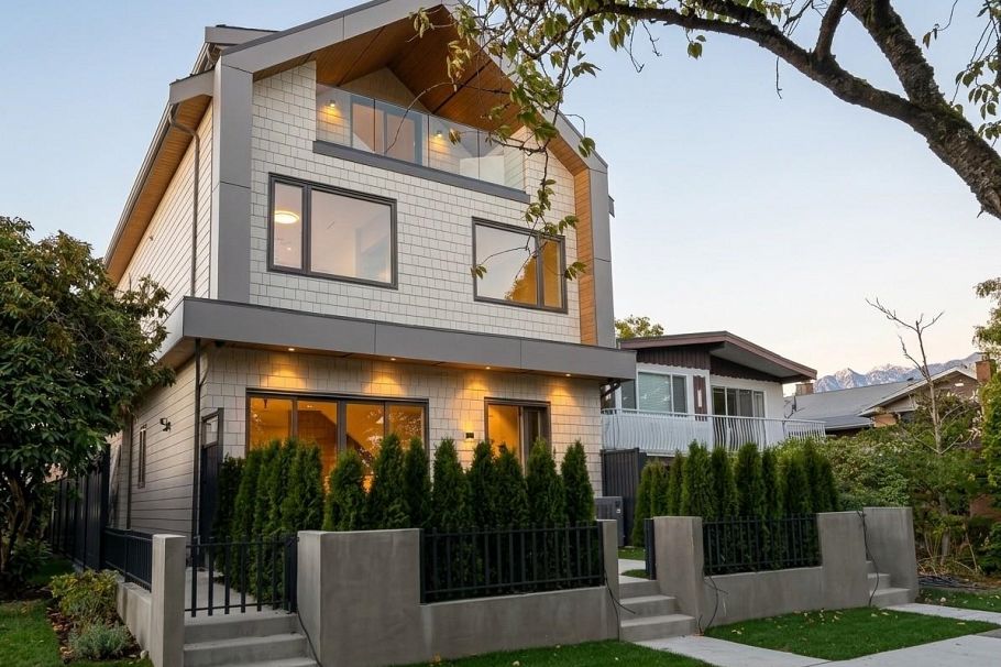 1 2879 E 43 Avenue Vancouver, BC - 1