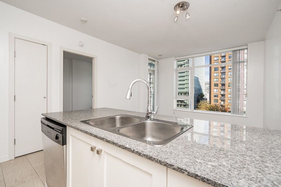 1303 480 Robson Street Vancouver, BC - 19
