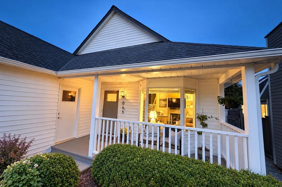 866 Nicolum Court North Vancouver, BC - 1