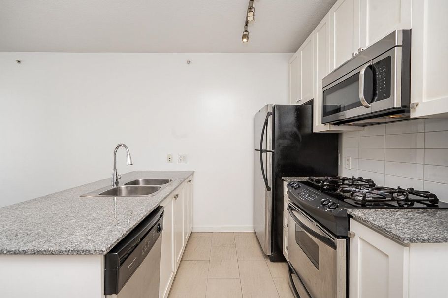1303 480 Robson Street Vancouver, BC - 17