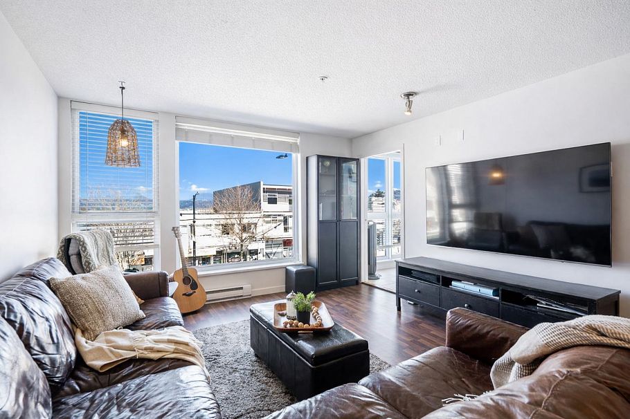 310 2636 E Hastings Street Vancouver, BC - 4