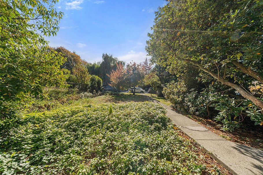 652 W 14th Street North Vancouver, BC - 4