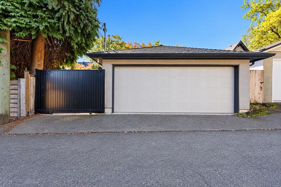 3475 W 24th Avenue Vancouver, BC - 34
