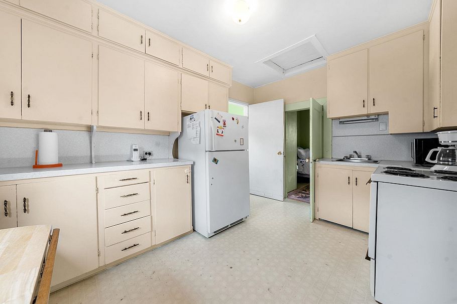 652 W 14th Street North Vancouver, BC - 9