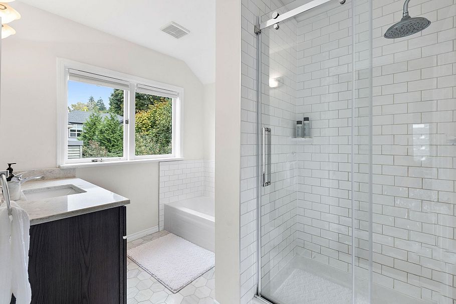 1 650 W Keith Road North Vancouver, BC - 17