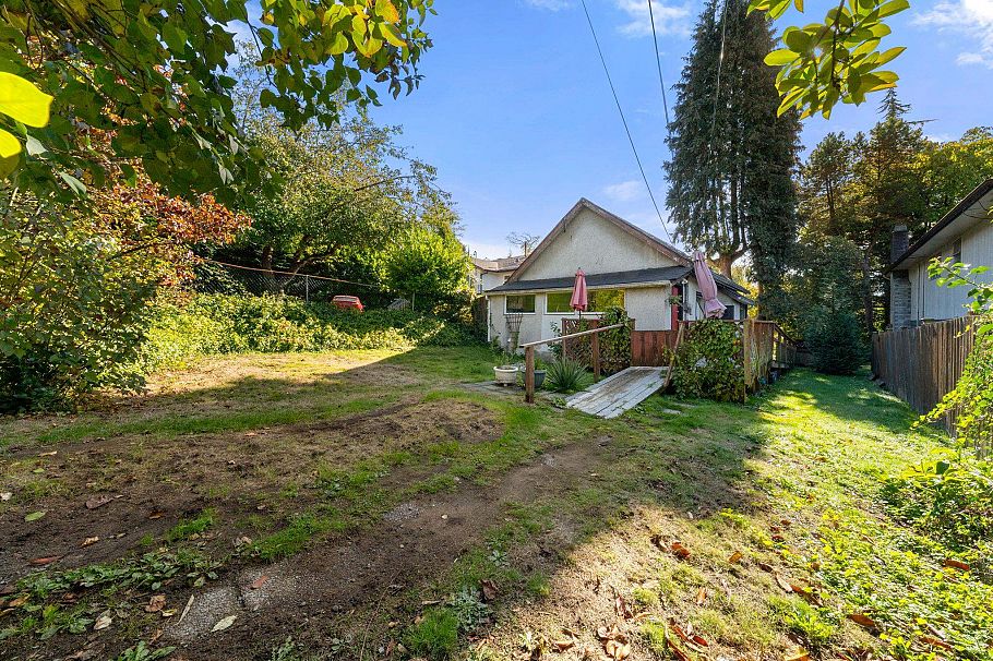 652 W 14th Street North Vancouver, BC - 21