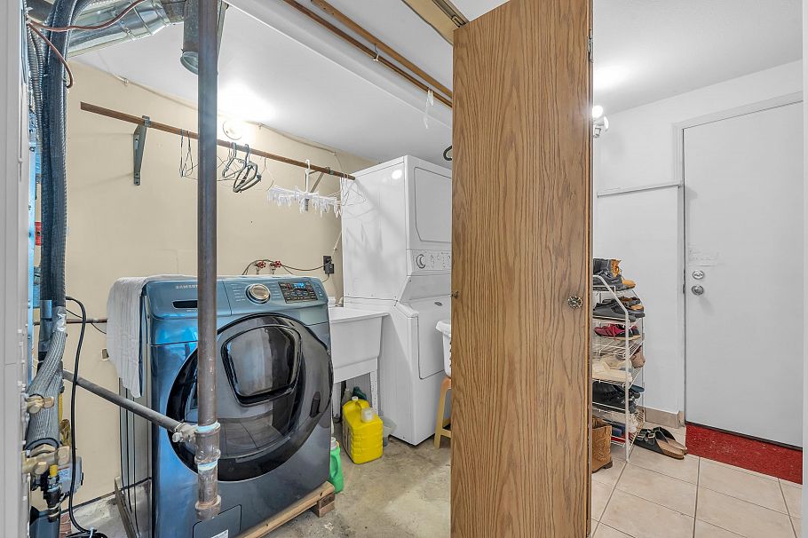 3631 Wellington Avenue Vancouver, BC - 36