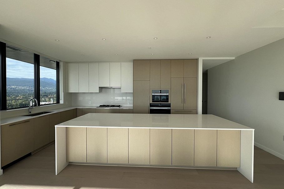 2204 128 W 15th Street North Vancouver, BC - 2