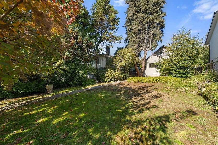 652 W 14th Street North Vancouver, BC - 3