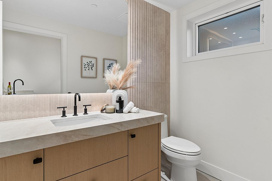 2543 E 2nd Avenue Vancouver, BC - 11
