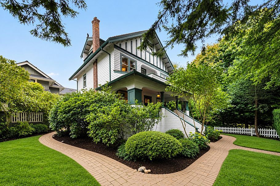 1 650 W Keith Road North Vancouver, BC - 1