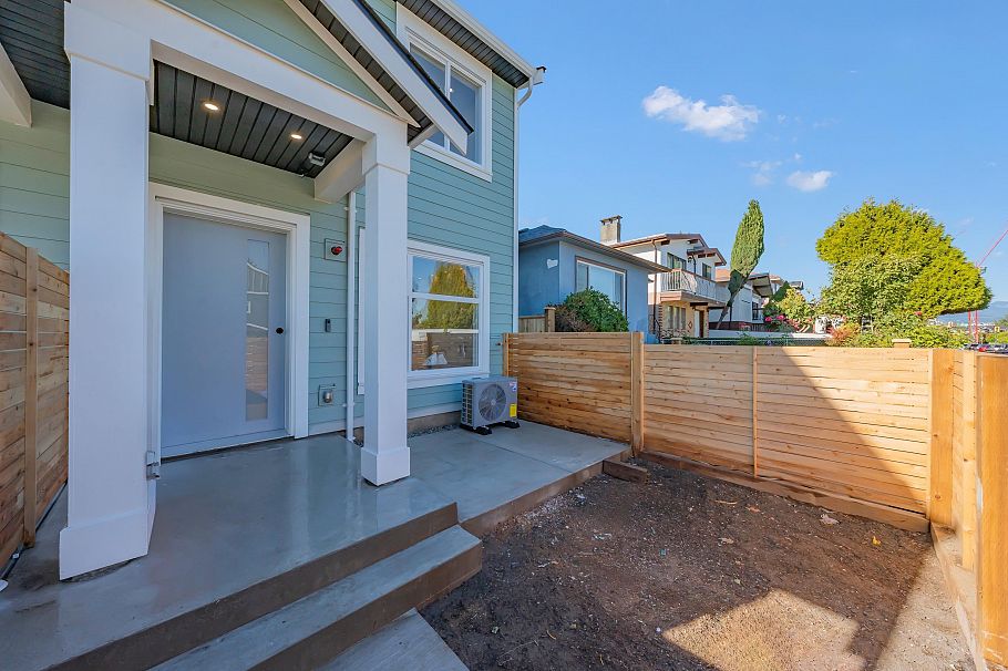 1 4587 Knight Street Vancouver, BC - 32