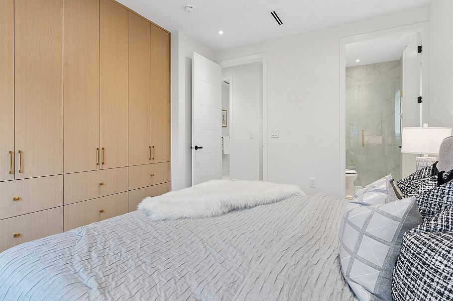 2543 E 2nd Avenue Vancouver, BC - 2