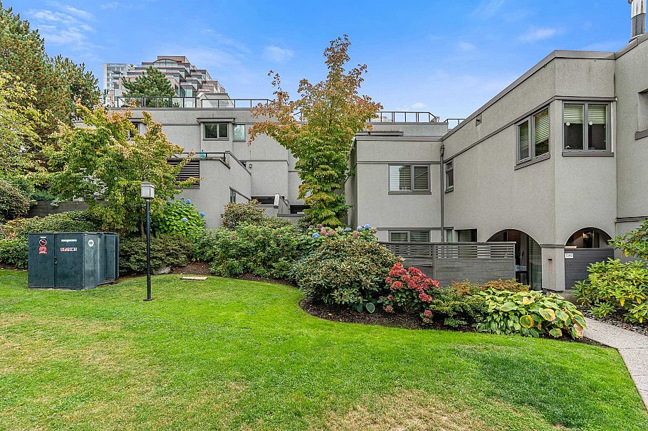 1339 W 8th Avenue Vancouver, BC - 27