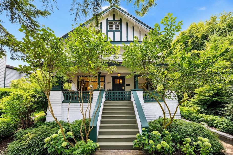 1 650 W Keith Road North Vancouver, BC - 2