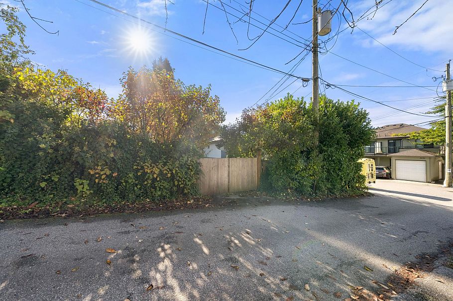 652 W 14th Street North Vancouver, BC - 25