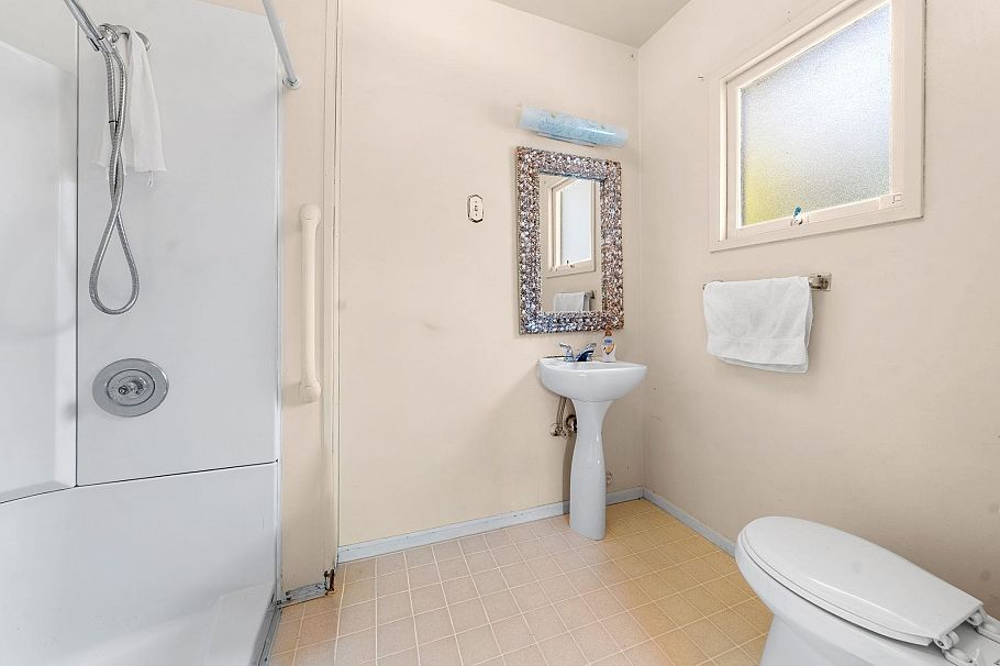 652 W 14th Street North Vancouver, BC - 19