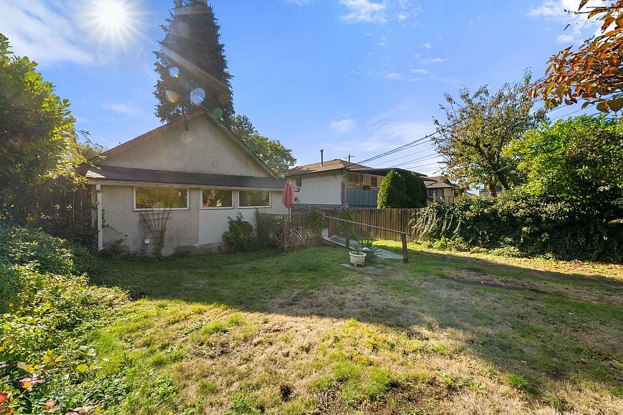 652 W 14th Street North Vancouver, BC - 23