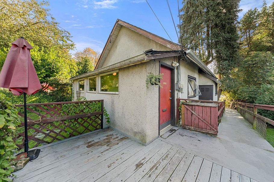 652 W 14th Street North Vancouver, BC - 1
